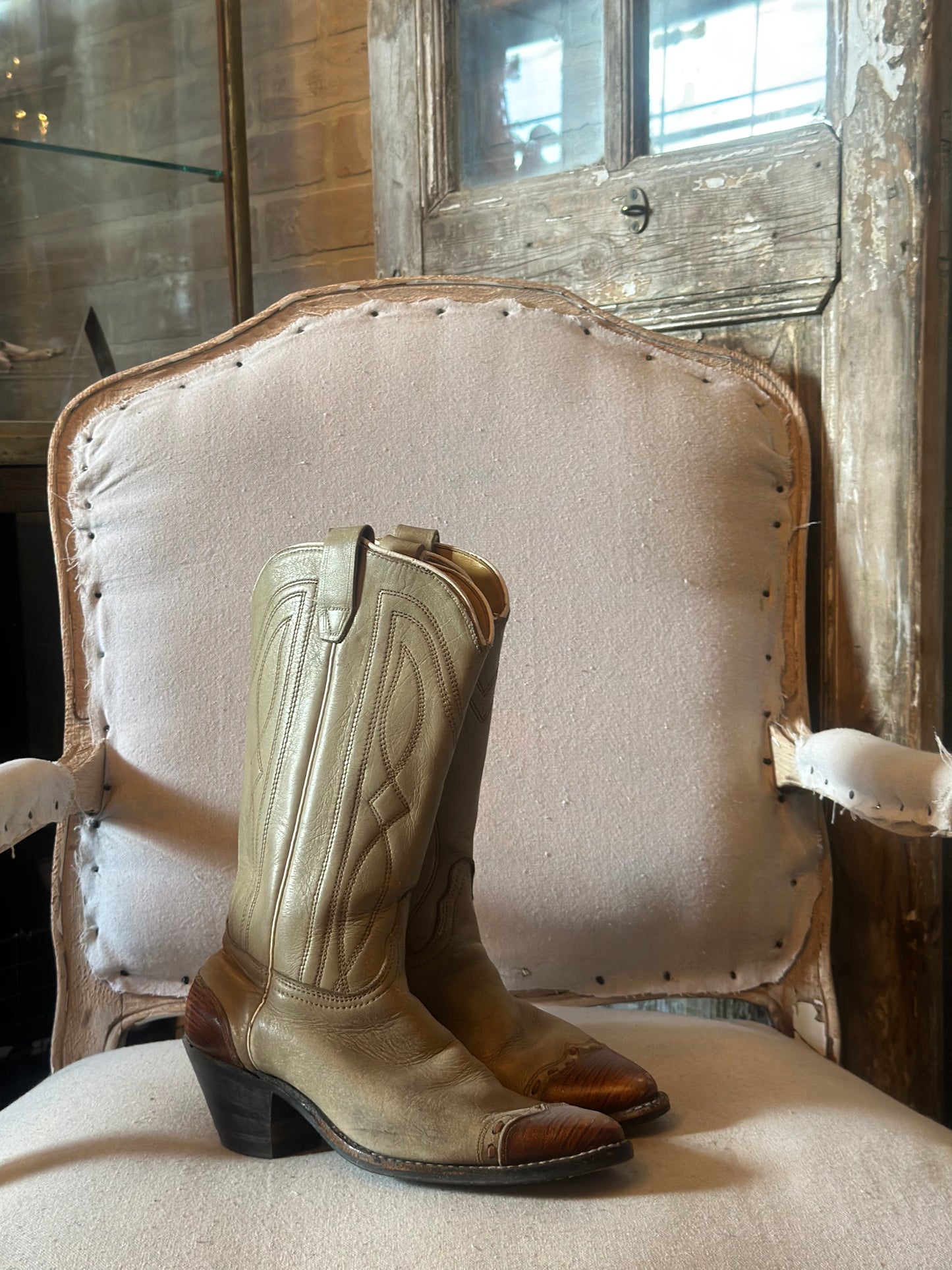 VINTAGE BEIGE WITH BROWN TOE & HEEL W6.5