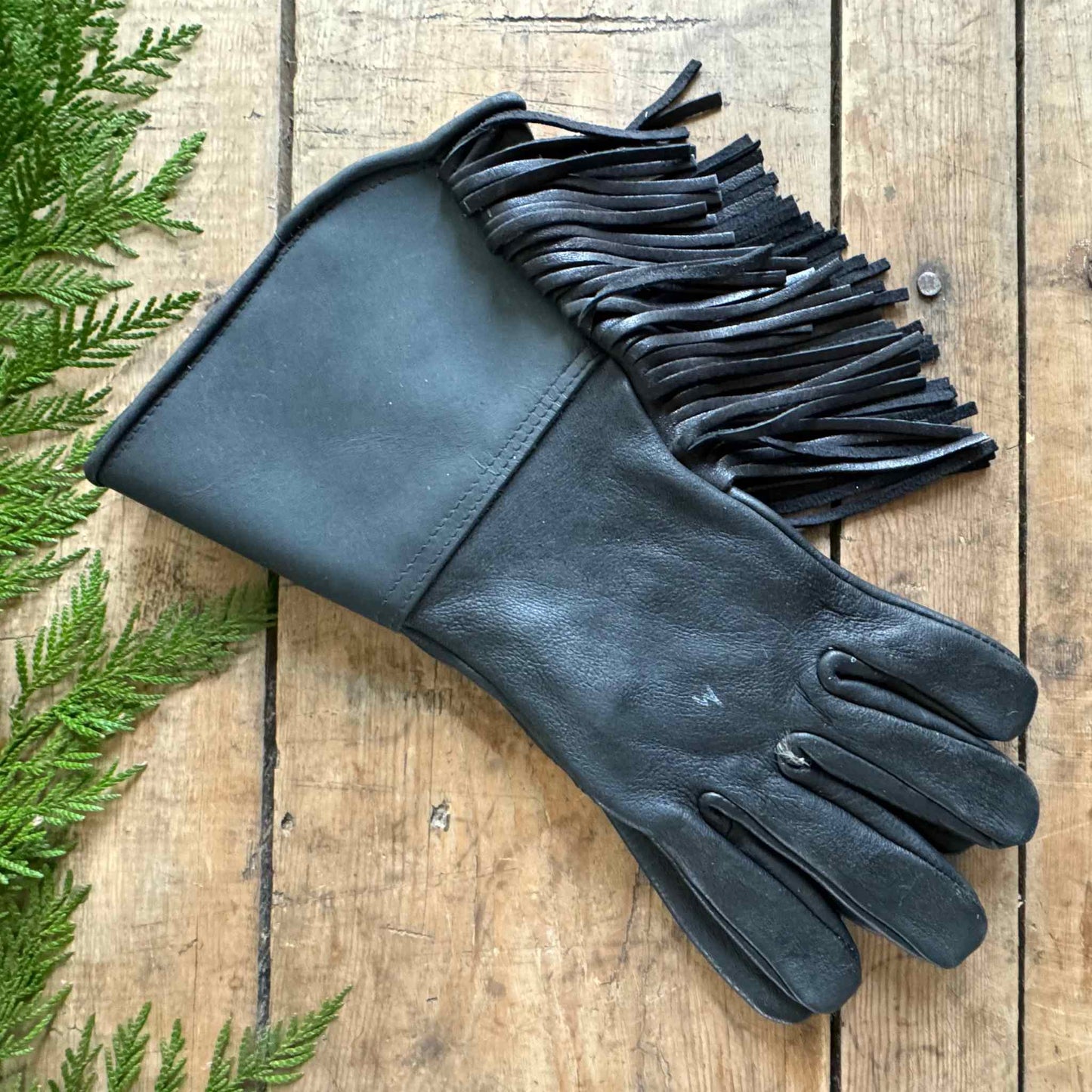 LEATHER FRINGE GLOVES, BLACK