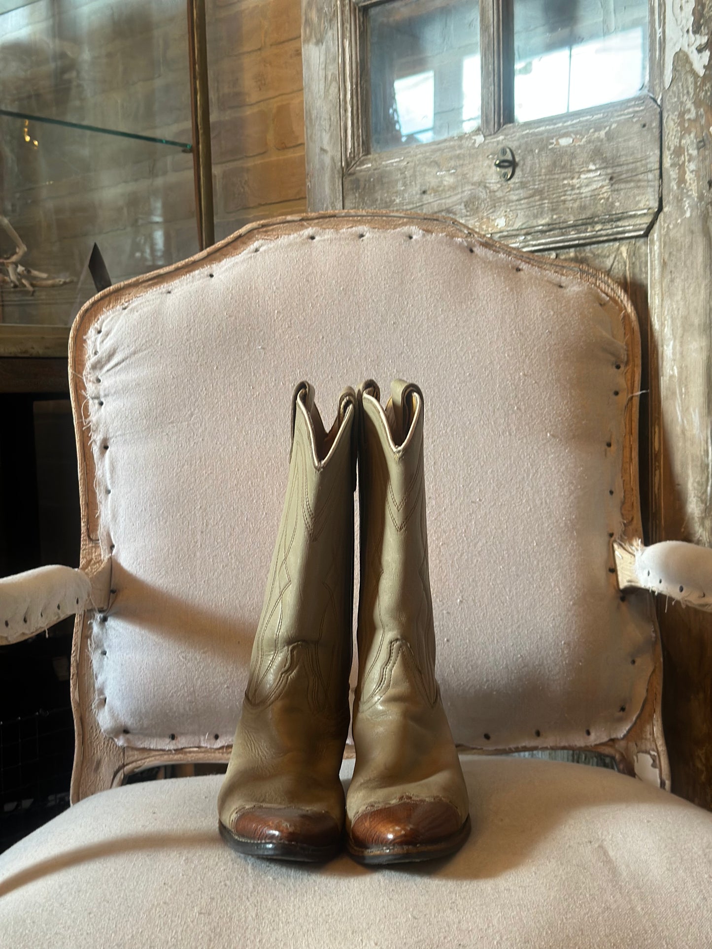VINTAGE BEIGE WITH BROWN TOE & HEEL W6.5